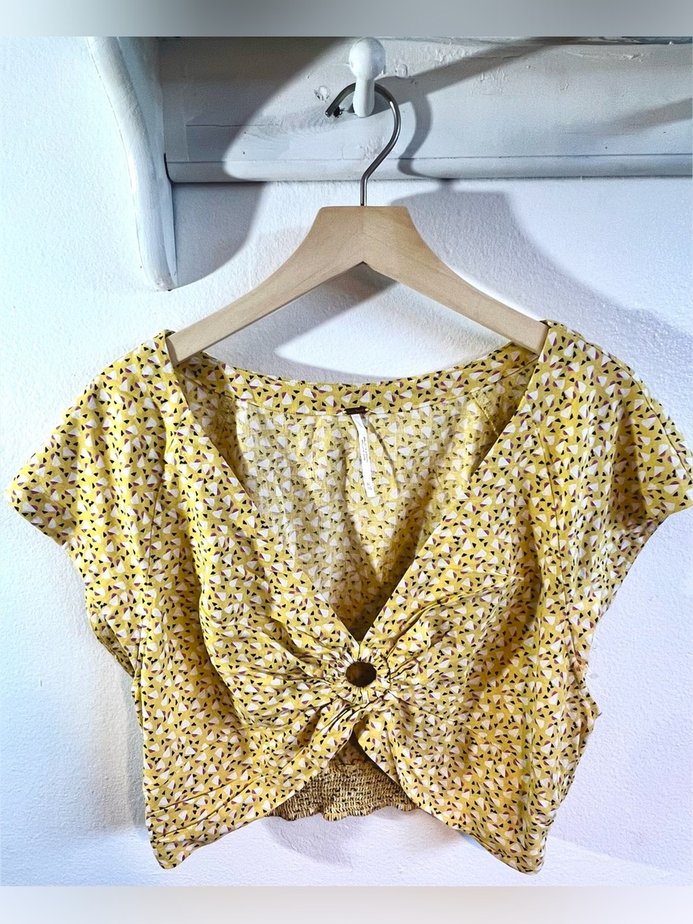 Free People Havana Honey
Smocked Back V Neck Ring Front
Cropped Blouse XL